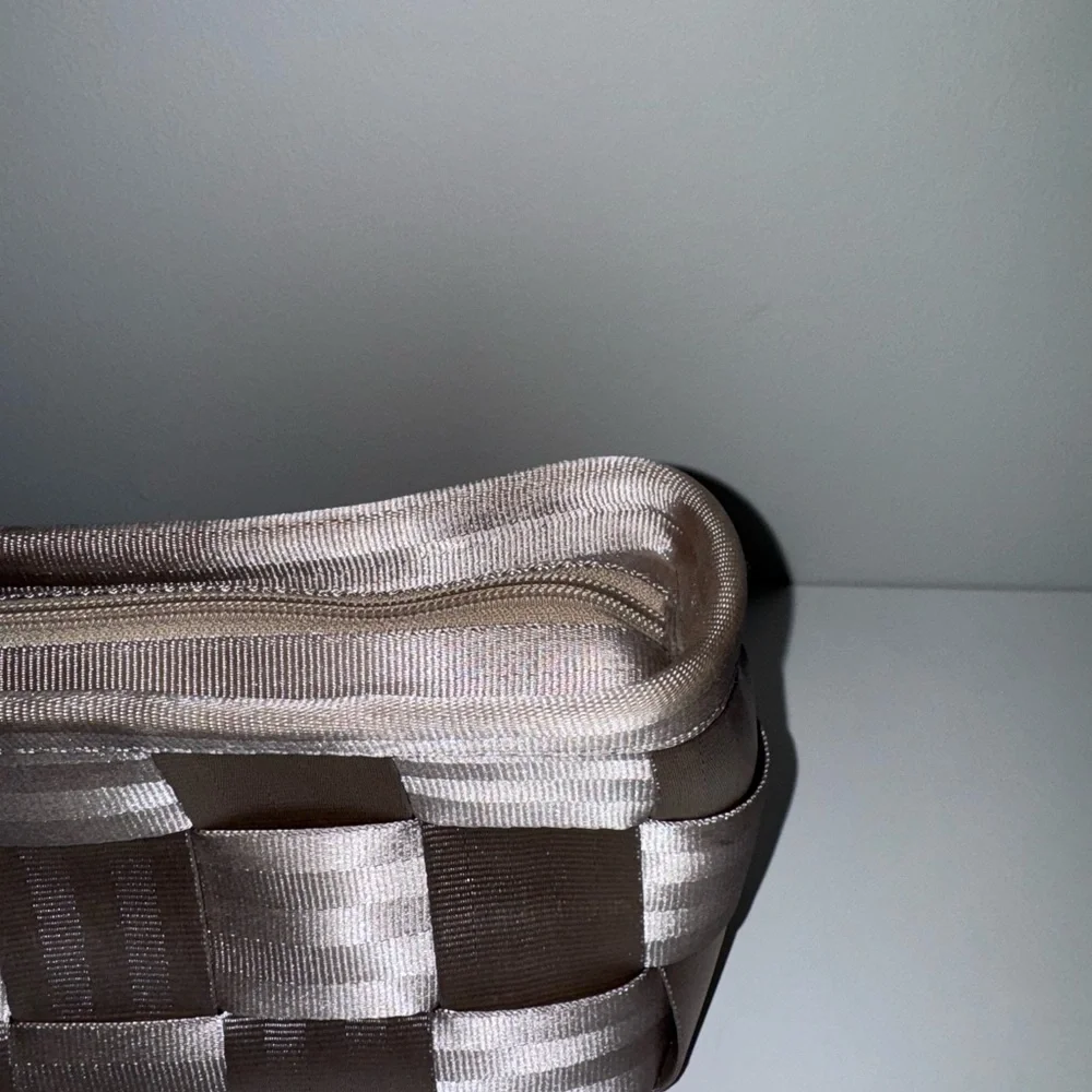 Harvey’s Champagne Seatbelt Large Travel Make-up Case